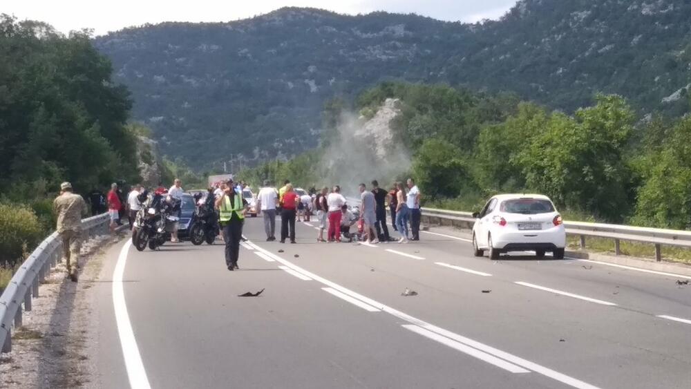 <p>Vozač motocikla Kotoranin Jugoslav Tripović (1986) je povrijeđen i odvezen kolima hitne pomoći u nikšićku Opštu bolnicu. On ima prelom desne potkoljenice i biće upućen u Klinički centar Crne Gore</p>