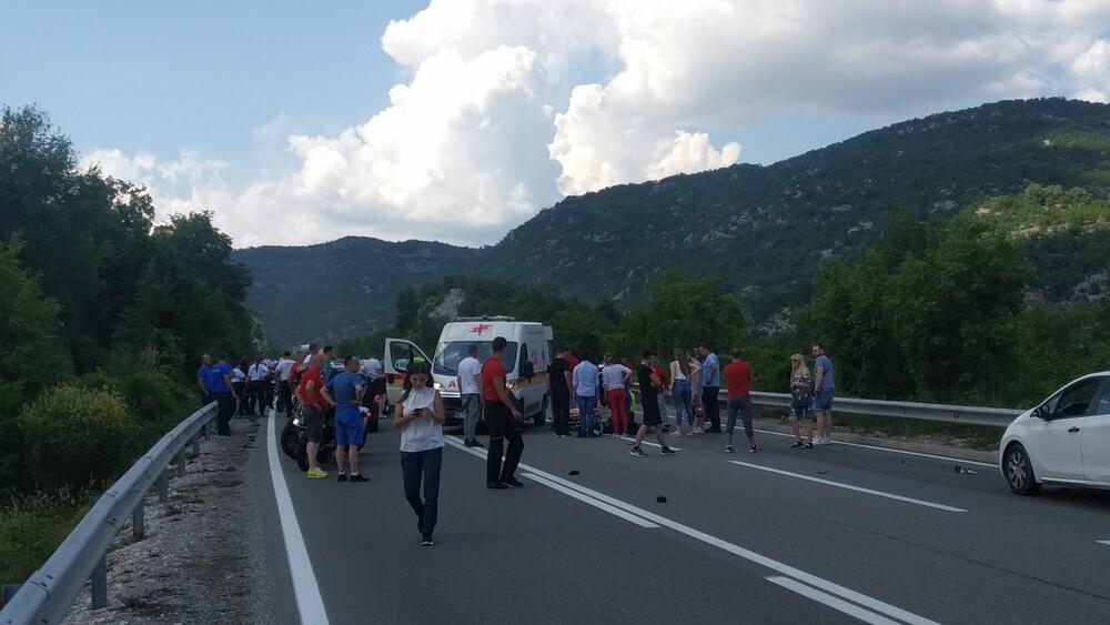 <p>Vozač motocikla Kotoranin Jugoslav Tripović (1986) je povrijeđen i odvezen kolima hitne pomoći u nikšićku Opštu bolnicu. On ima prelom desne potkoljenice i biće upućen u Klinički centar Crne Gore</p>