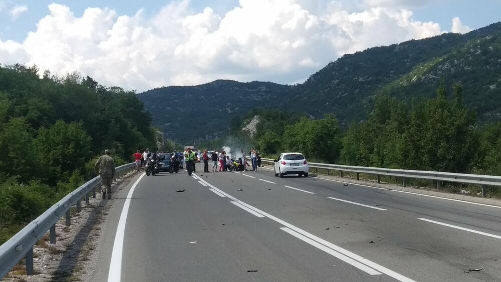 <p>Vozač motocikla Kotoranin Jugoslav Tripović (1986) je povrijeđen i odvezen kolima hitne pomoći u nikšićku Opštu bolnicu. On ima prelom desne potkoljenice i biće upućen u Klinički centar Crne Gore</p>