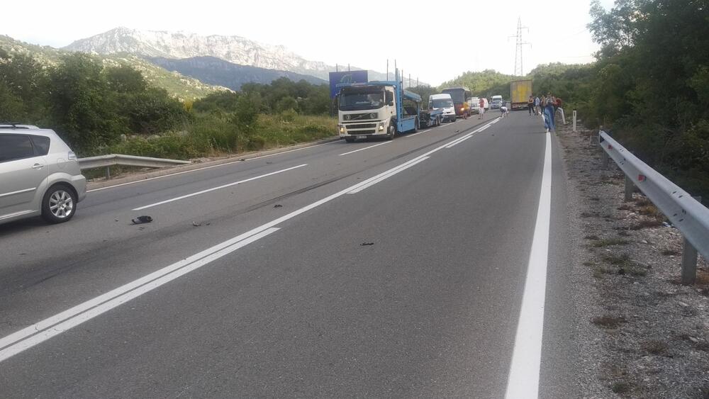 <p>Vozač motocikla Kotoranin Jugoslav Tripović (1986) je povrijeđen i odvezen kolima hitne pomoći u nikšićku Opštu bolnicu. On ima prelom desne potkoljenice i biće upućen u Klinički centar Crne Gore</p>