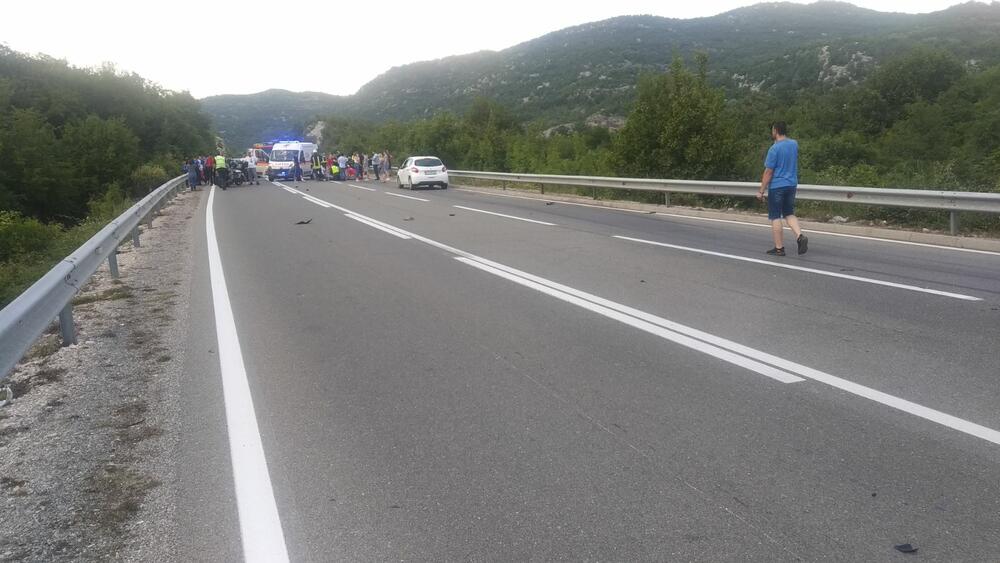 <p>Vozač motocikla Kotoranin Jugoslav Tripović (1986) je povrijeđen i odvezen kolima hitne pomoći u nikšićku Opštu bolnicu. On ima prelom desne potkoljenice i biće upućen u Klinički centar Crne Gore</p>