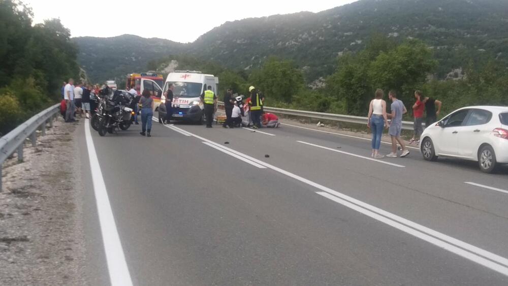 <p>Vozač motocikla Kotoranin Jugoslav Tripović (1986) je povrijeđen i odvezen kolima hitne pomoći u nikšićku Opštu bolnicu. On ima prelom desne potkoljenice i biće upućen u Klinički centar Crne Gore</p>