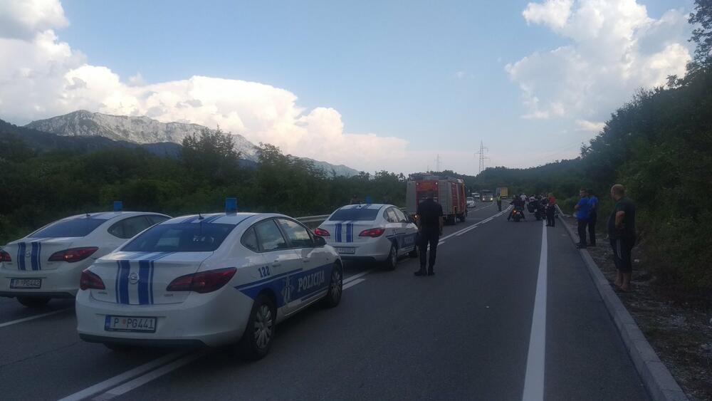 <p>Vozač motocikla Kotoranin Jugoslav Tripović (1986) je povrijeđen i odvezen kolima hitne pomoći u nikšićku Opštu bolnicu. On ima prelom desne potkoljenice i biće upućen u Klinički centar Crne Gore</p>