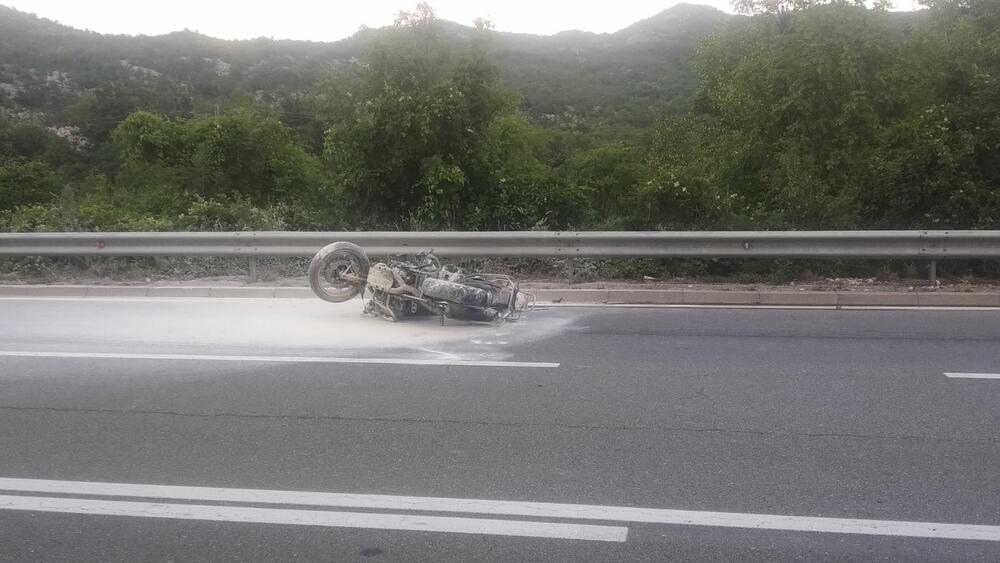 <p>Vozač motocikla Kotoranin Jugoslav Tripović (1986) je povrijeđen i odvezen kolima hitne pomoći u nikšićku Opštu bolnicu. On ima prelom desne potkoljenice i biće upućen u Klinički centar Crne Gore</p>