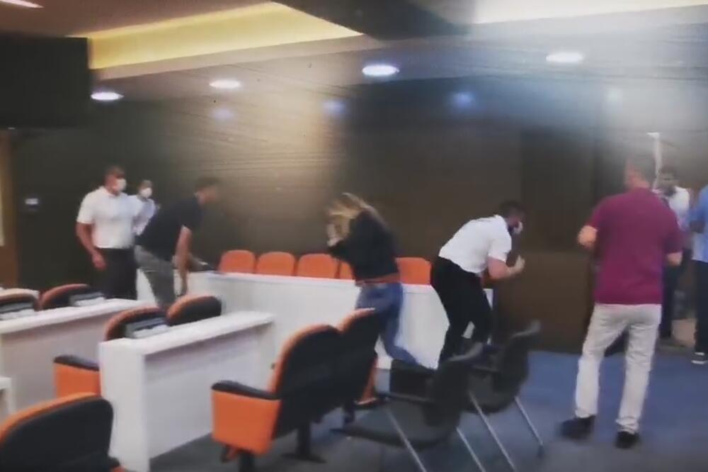 Trenutak kada je neko aktivirao biber sprej, Foto: Printscreen