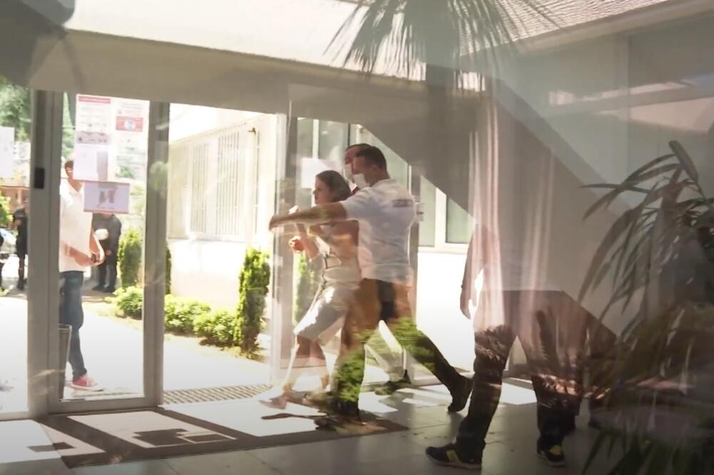 Privatno obezbjeđenje izbacuje Ćorić, Foto: Screenshot/Youtube