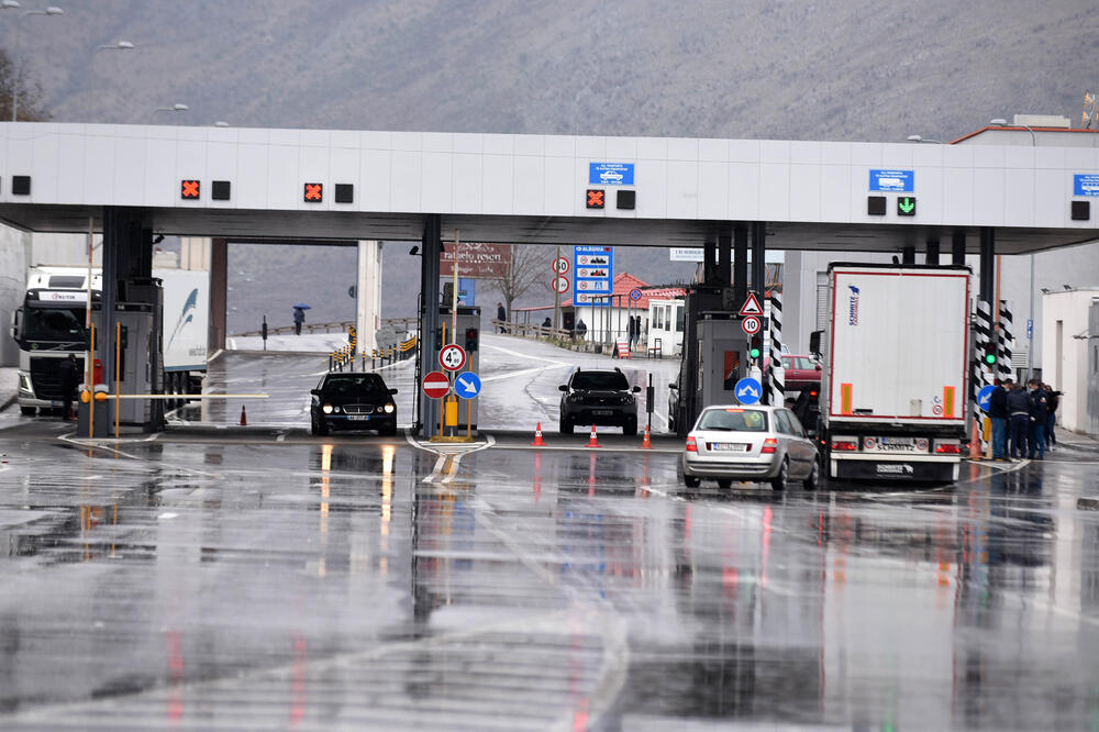 Smanjen prihod od prodaje graničnog osiguranja: Granični prelaz Božaj, Foto: Boris Pejović