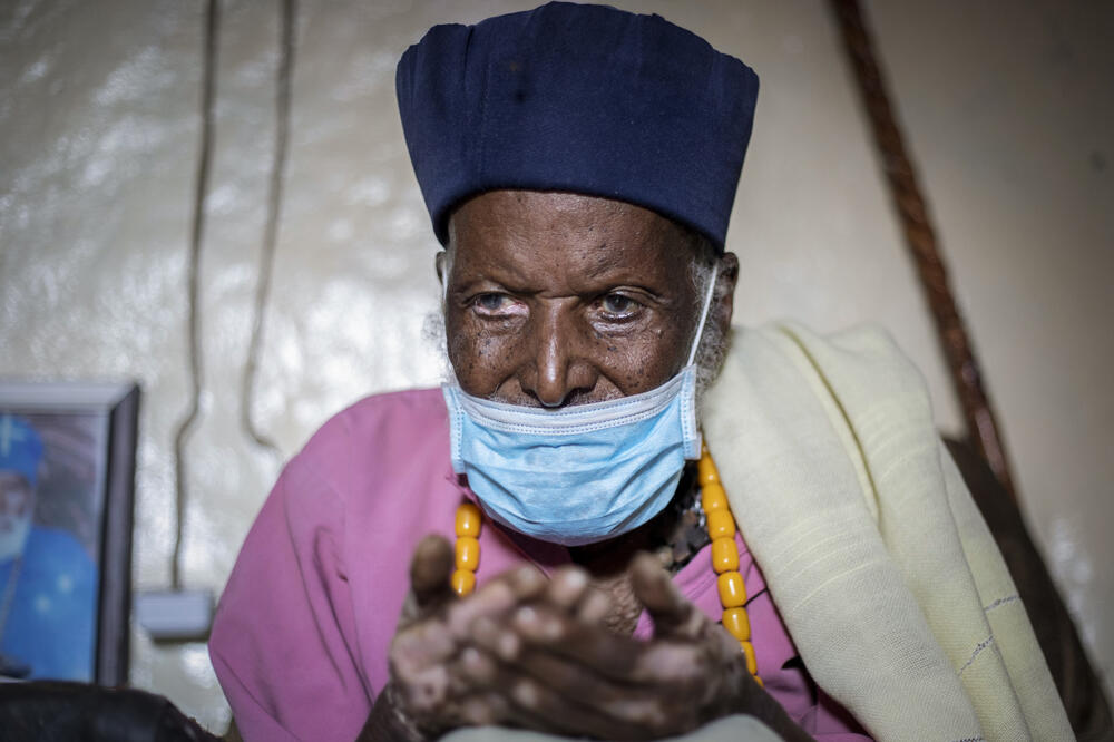 Abe Tilahuna Voldemikaela se moli nakon što je nekoliko sedmica proveo u bolnici, Foto: Mulugeta Ayene/AP