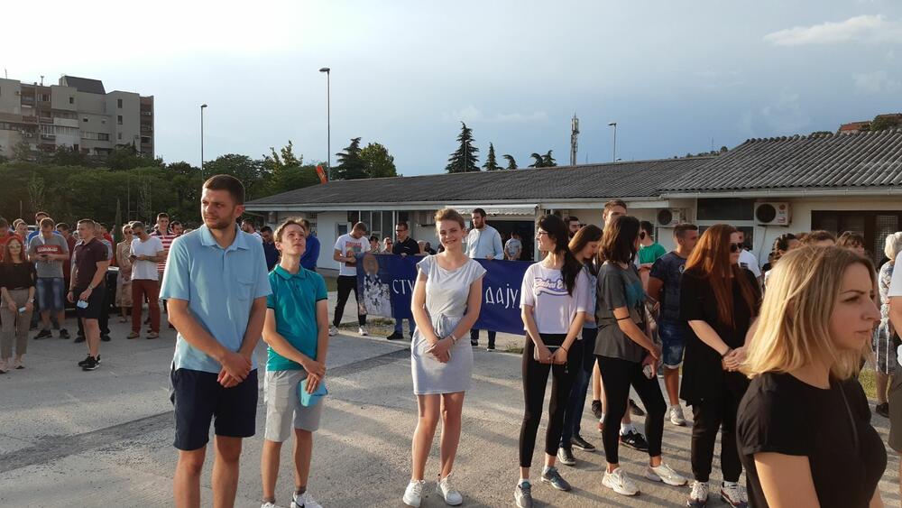 <p>"Svi smo zajedno dozvolili da se previše nepravde useli u Crnu Goru. Crna Gora je naša najveća svetinja", kazala je novinarka Nevenka Ćirović u obraćanju građanima ispred hrama Hristovog vaskrsenja </p>