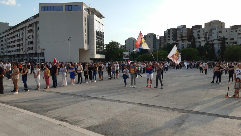 <p>"Svi smo zajedno dozvolili da se previše nepravde useli u Crnu Goru. Crna Gora je naša najveća svetinja", kazala je novinarka Nevenka Ćirović u obraćanju građanima ispred hrama Hristovog vaskrsenja </p>