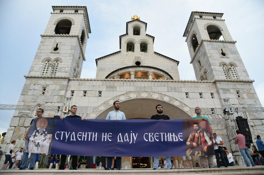 Studenti ispred hrama, Foto: Savo Prelević