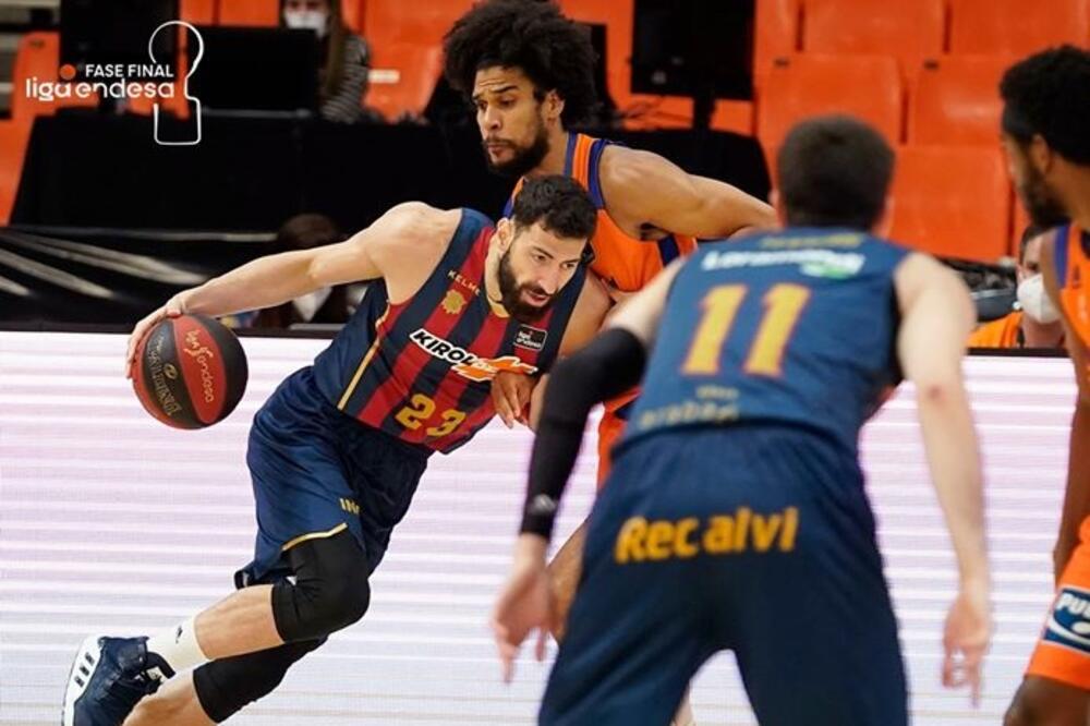 Tornike Šengelija u duelu sa Lujom Labejrijem, Foto: Baskonia