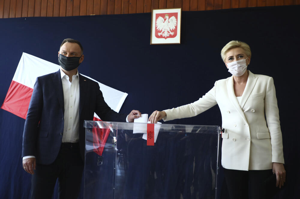 Andžej Duda sa suprugom Agatom na biračkom mjestu u Krakovu, Foto: AP