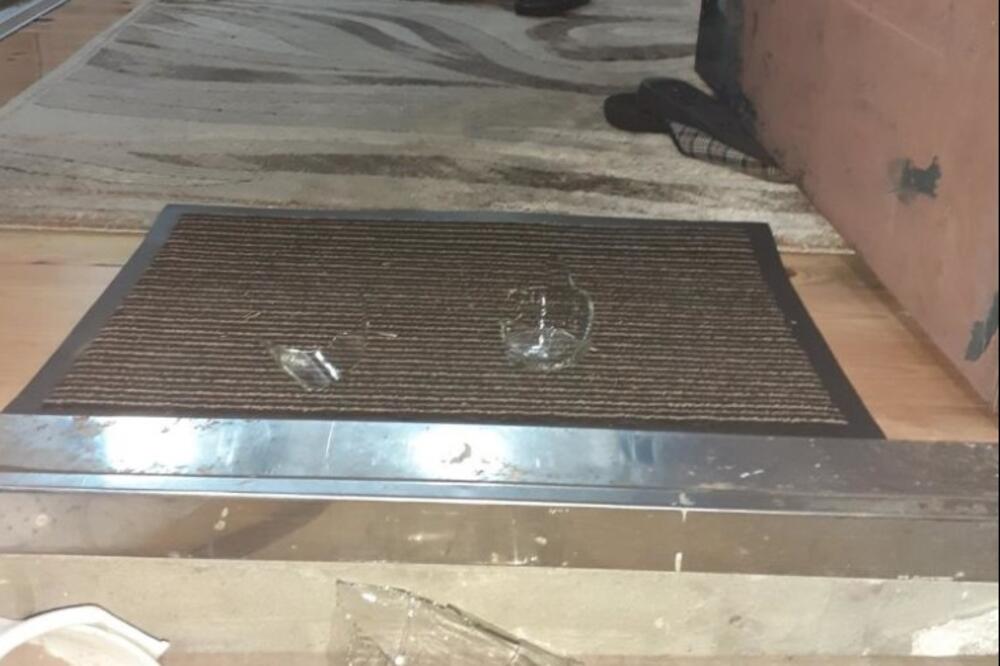 Polomljena čaša na ulazu u dom Rakočevića, Foto: Zlatko Rakočević