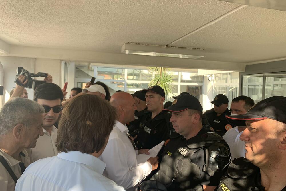 Carević, Radović i policija ispred zgrade Opštine Budva, Foto: Vuk Lajović