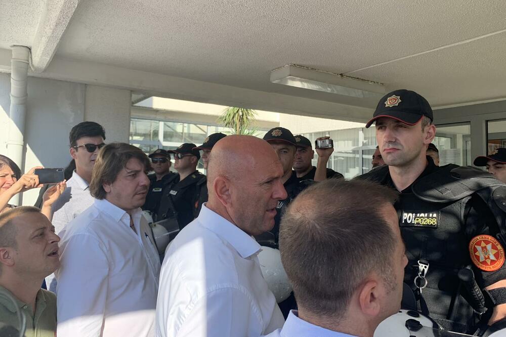 Radović i Carević ispred Opštine, Foto: Vuk Lajović