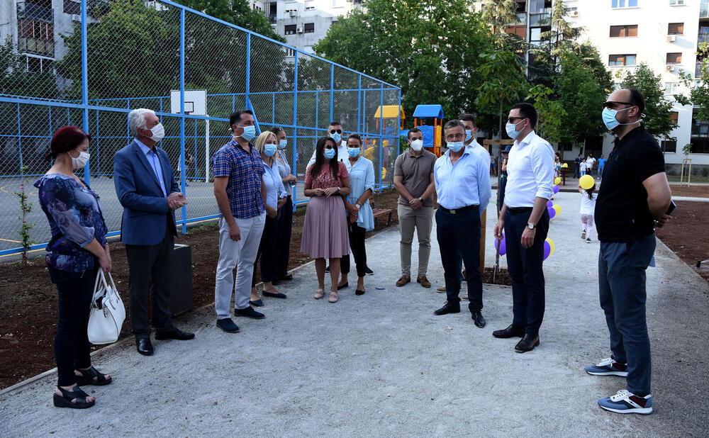 <p>"Ovaj prostor nije samo park, dobili su novi rekonstruisani sportski poligon, novu parkovsku površinu i možemo slobodno reći najljepše igralište u gradu", kazala je Vujačić.</p>