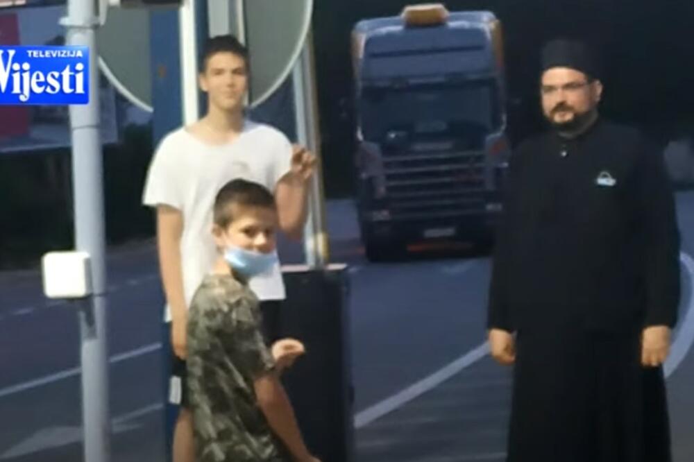 Dojić na graničnom prelazu sa sinom, Foto: Printscreen YouTube
