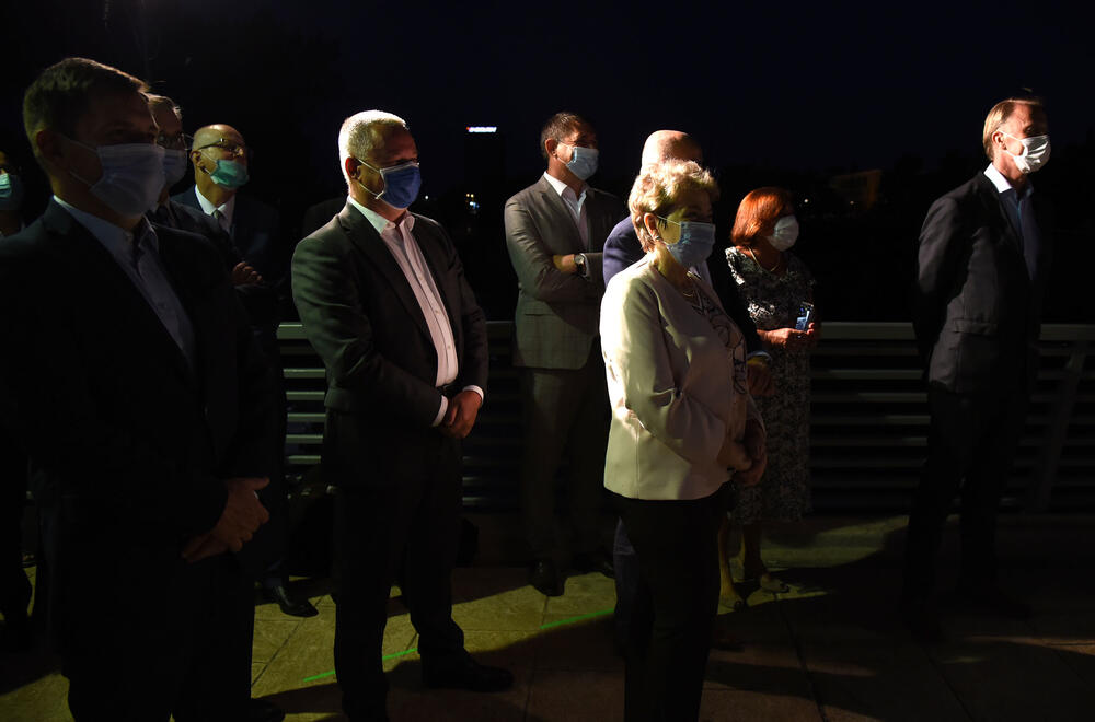 <p>Ambasador Hrvatske u Crnoj Gori Veselko Grubišić simbolično na pješačkom mostu u Podgorici njemačkom ambasadoru predao zastavu EU</p>