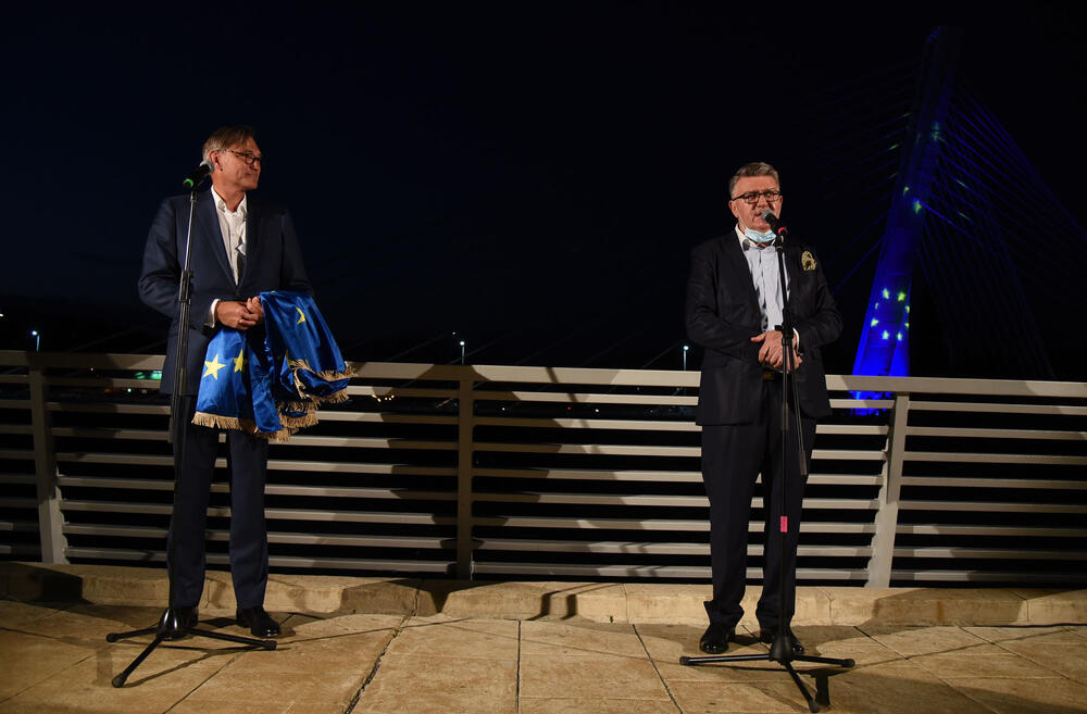<p>Ambasador Hrvatske u Crnoj Gori Veselko Grubišić simbolično na pješačkom mostu u Podgorici njemačkom ambasadoru predao zastavu EU</p>