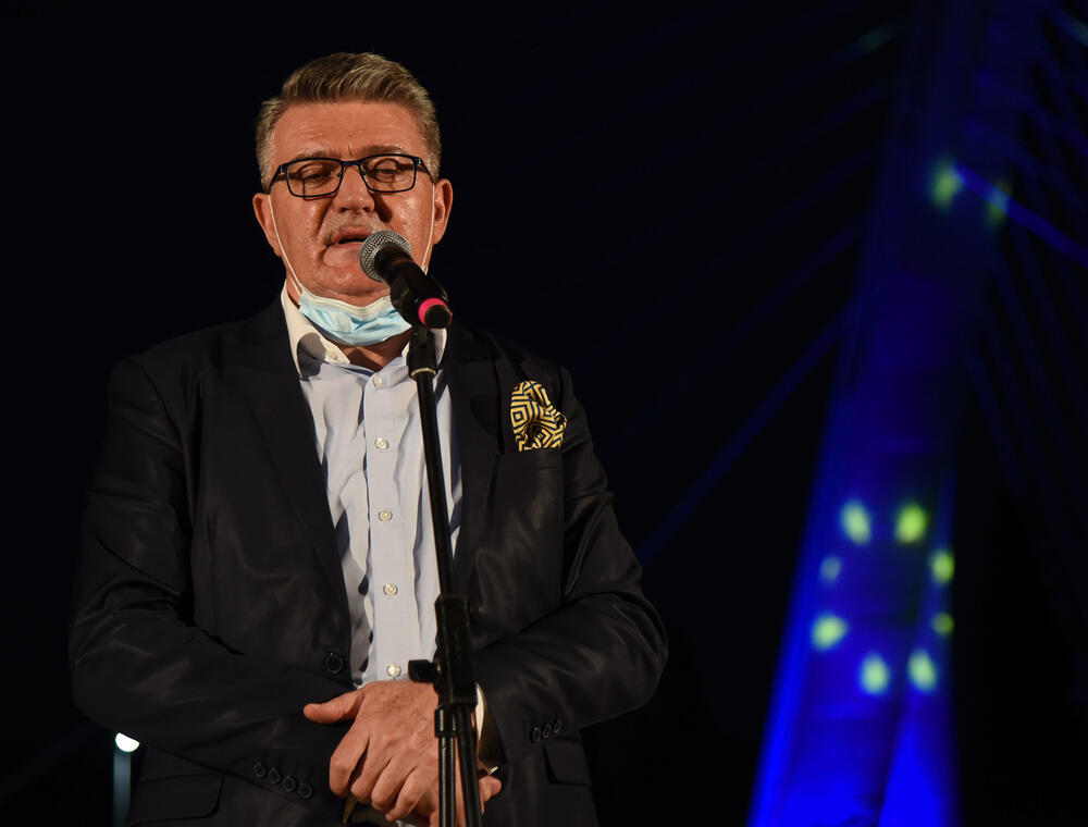 <p>Ambasador Hrvatske u Crnoj Gori Veselko Grubišić simbolično na pješačkom mostu u Podgorici njemačkom ambasadoru predao zastavu EU</p>