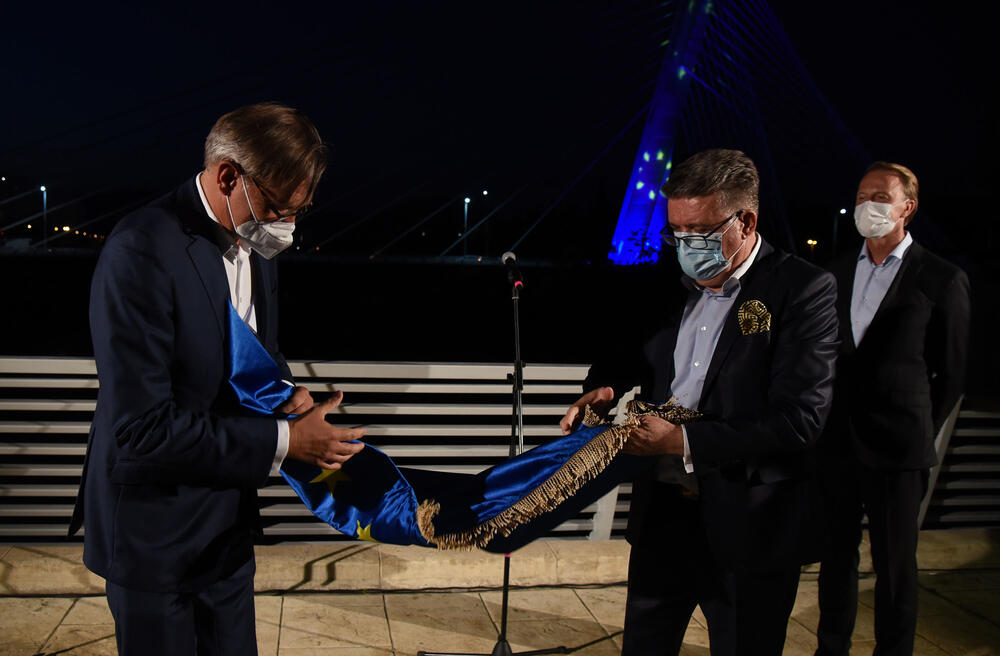 <p>Ambasador Hrvatske u Crnoj Gori Veselko Grubišić simbolično na pješačkom mostu u Podgorici njemačkom ambasadoru predao zastavu EU</p>