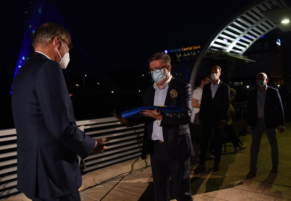 <p>Ambasador Hrvatske u Crnoj Gori Veselko Grubišić simbolično na pješačkom mostu u Podgorici njemačkom ambasadoru predao zastavu EU</p>