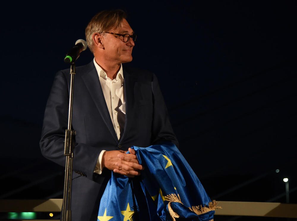 <p>Ambasador Hrvatske u Crnoj Gori Veselko Grubišić simbolično na pješačkom mostu u Podgorici njemačkom ambasadoru predao zastavu EU</p>