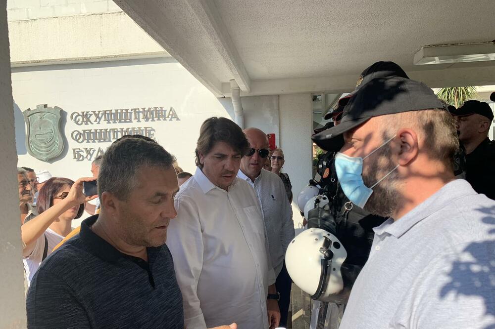 Carević, Radović, Vujović i Pejović ispred Opštine, Foto: Vuk Lajović