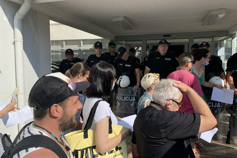 Građani ispred zgrade Opštine Budva, Foto: Vuk Lajović