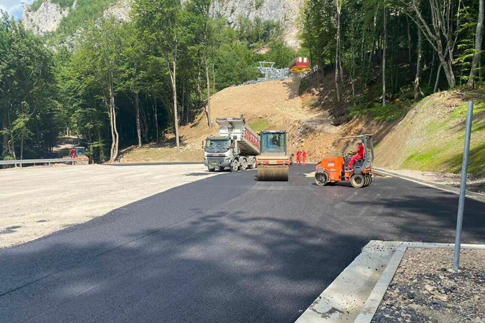 Asfaltiranje puta, Foto: Privatna arhiva