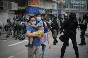 Policija vodenim topovima na demonstrante i novinare u Hongkongu