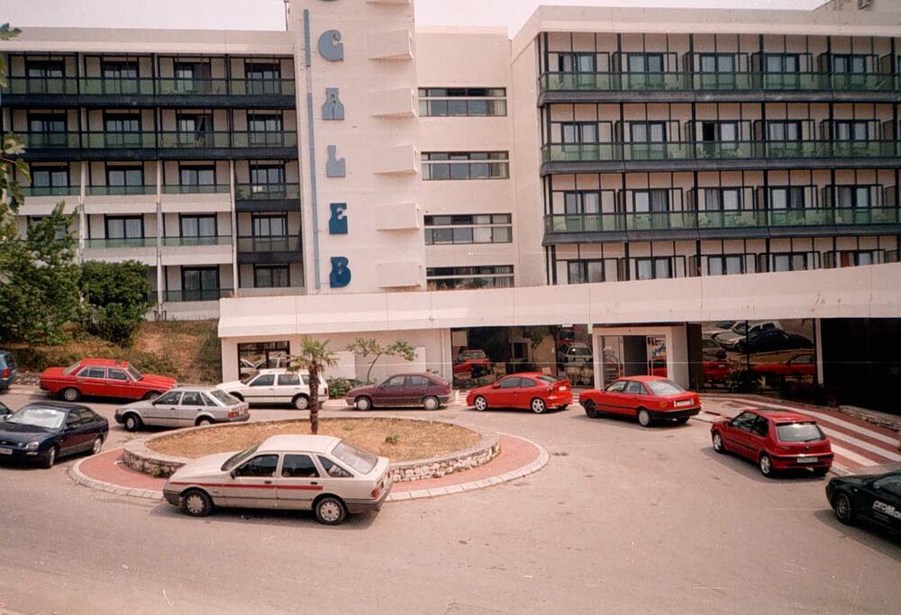  Na mjestu nekadašnjeg hotela, sada je improvizovani parking: Galeb 2002. godine