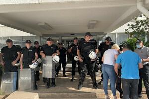 Vujović skidao maske privatnom obezbjeđenju: "Policija je preuzela...