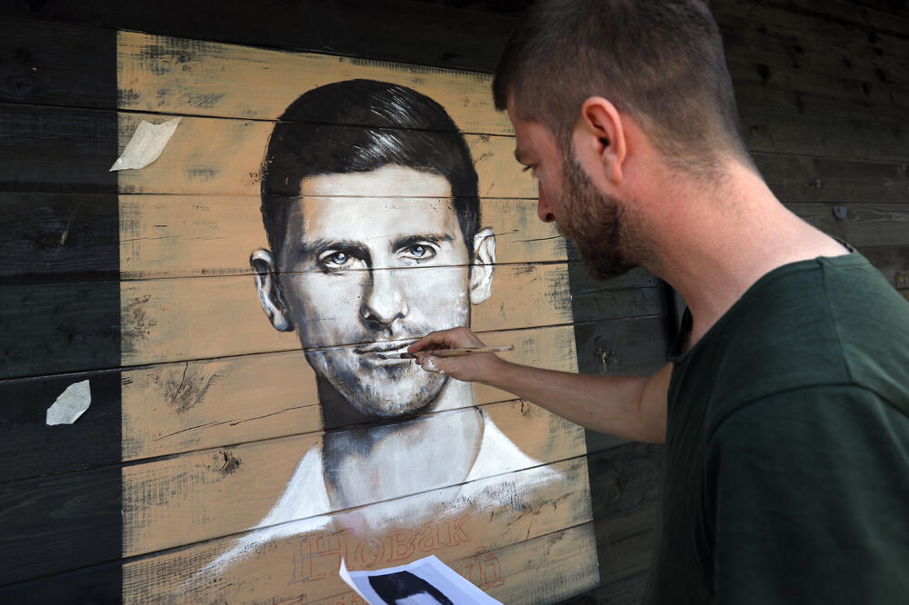 Slikar Marko Janjić slika portret Novaka Đokovića u Vodicama (Srbija), Foto: Beta/AP