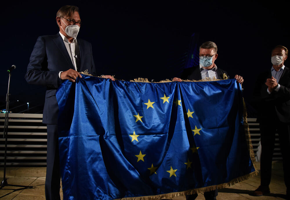 Veber i Grubišić simbolično u Podgorici razmijenili zastavu EU