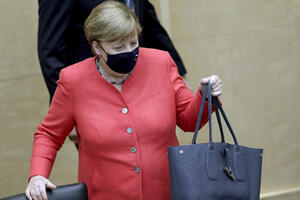 Angela Merkel prvi put fotografisana sa zaštitnom maskom