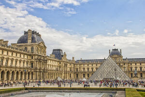 Versajska palata se evakuiše zbog prijetnje bombom, Luvr evakuisan