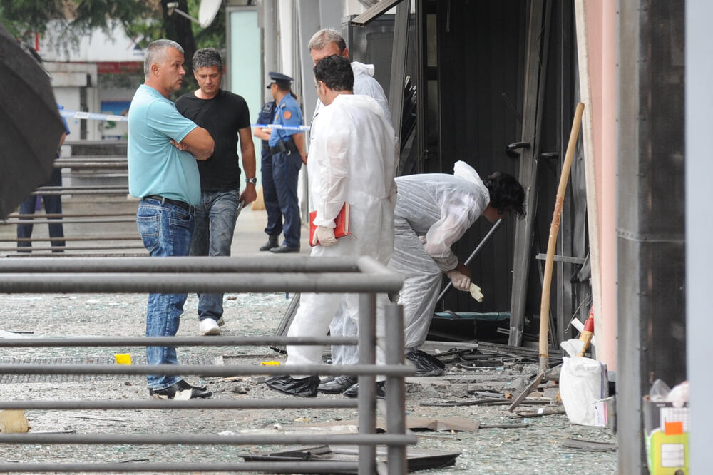 Uviđaj nakon napada na "Grand", Foto: Savo Prelević