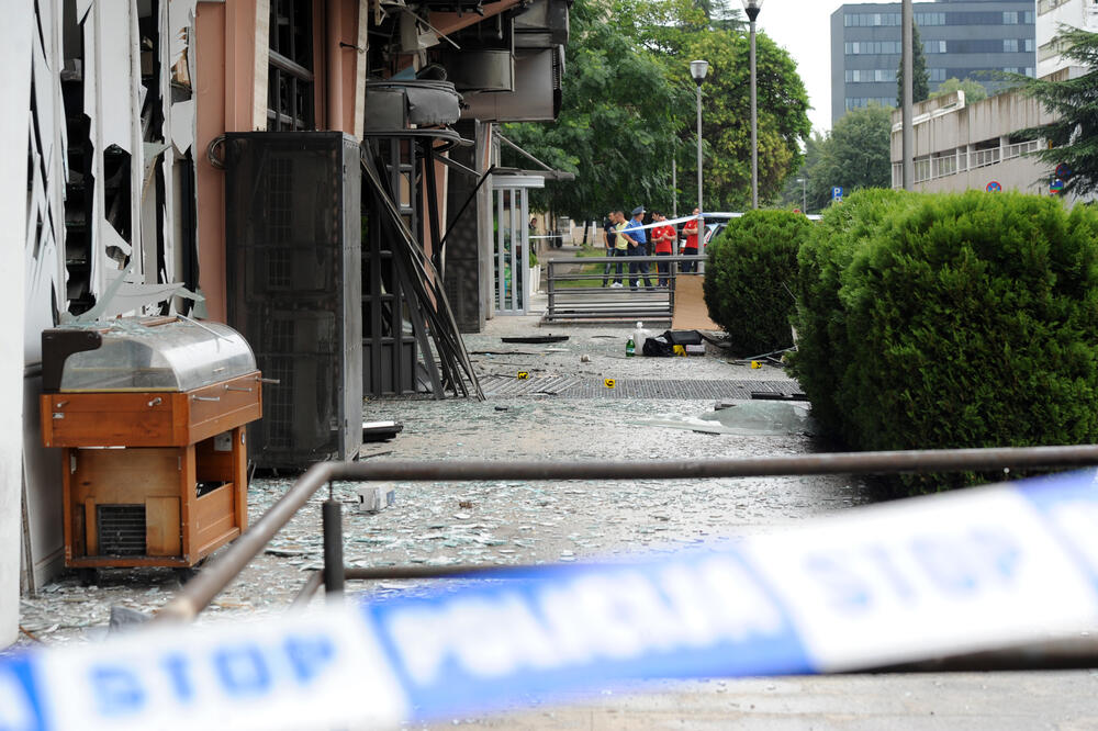 Nakon bombaškog napada na kafe Grand, Foto: Savo Prelević