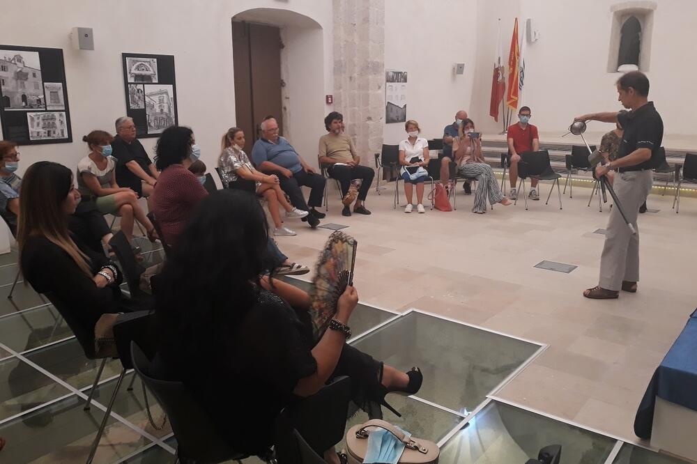 Prezentacija hladnog oružja i izlaganje o ratničkim duelima, Foto: Privatna arhiva