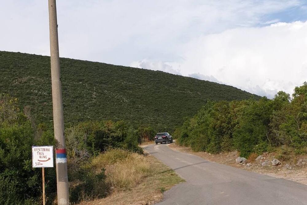 Službeni automobil na seoskom putu, Foto: Čitalac