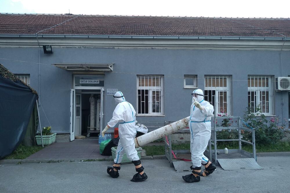 Medicinski radnici ispred bolnice u Novom Pazaru, Foto: Amela Bajrovic/Beta