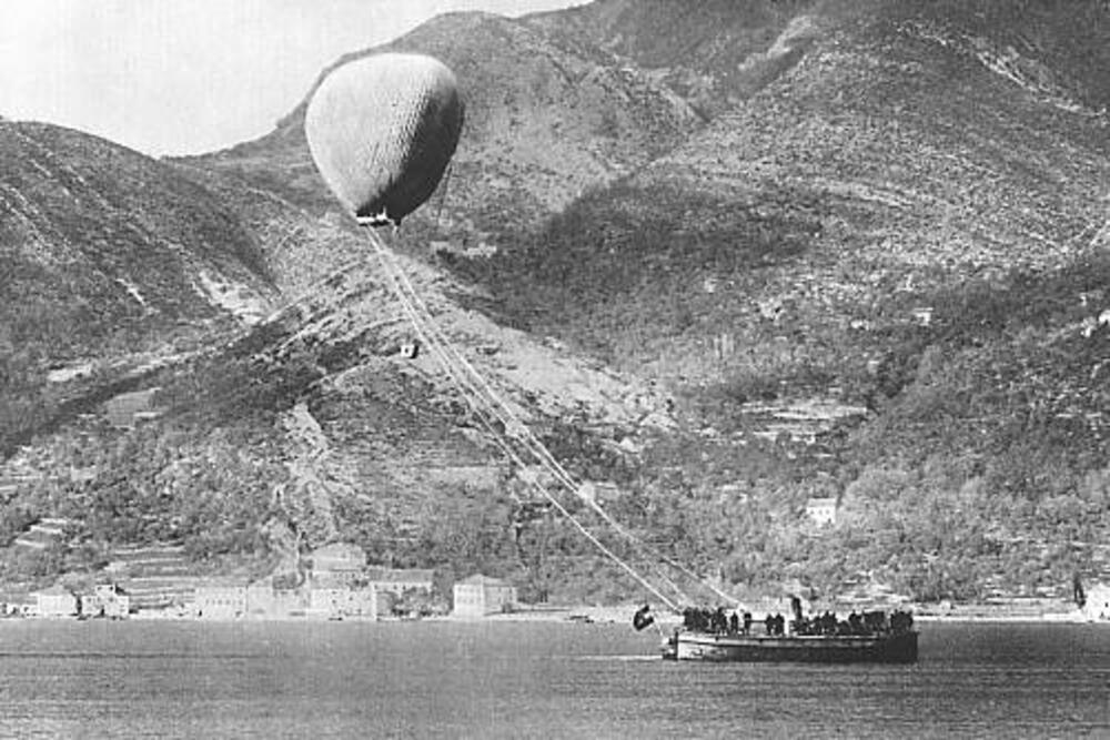 Podizanje osmatračkog balona sa barkase u Boki