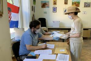 Izbori u Hrvatskoj u fotografijama: Maske, rukavice i sopstvene...