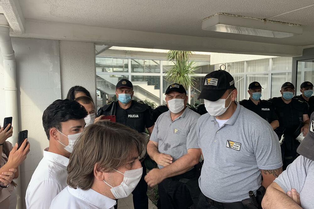 Detalj ispred zgrade SO Budva, Foto: Vuk Lajović