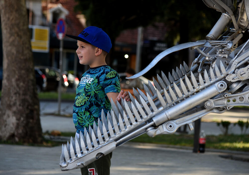 <p>Podgorički umjetnik Danilo Baletić predstavio je svoju novu postavku pod nazivom "Dinoboti čuvaju Podgoricu", na Trgu Argentina.</p>  <p>"Nakon 65 miliona godina dinosaurusi ponovo vladaju svijetom, jer ljudi ne zaslužuju ovu planetu", napisao je on na svom facebook profilu. </p>  <p>Pogledajte foto-galeriju nove postavke Danila Baletića.</p>
