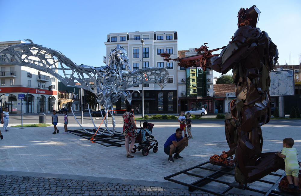 <p>Podgorički umjetnik Danilo Baletić predstavio je svoju novu postavku pod nazivom "Dinoboti čuvaju Podgoricu", na Trgu Argentina.</p>  <p>"Nakon 65 miliona godina dinosaurusi ponovo vladaju svijetom, jer ljudi ne zaslužuju ovu planetu", napisao je on na svom facebook profilu. </p>  <p>Pogledajte foto-galeriju nove postavke Danila Baletića.</p>