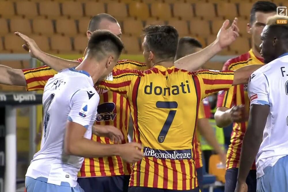 Momenat kada je Patrik ugrizao Donatija, Foto: Twitter