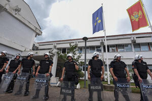 Stigle ponude za šljemove i pendreke